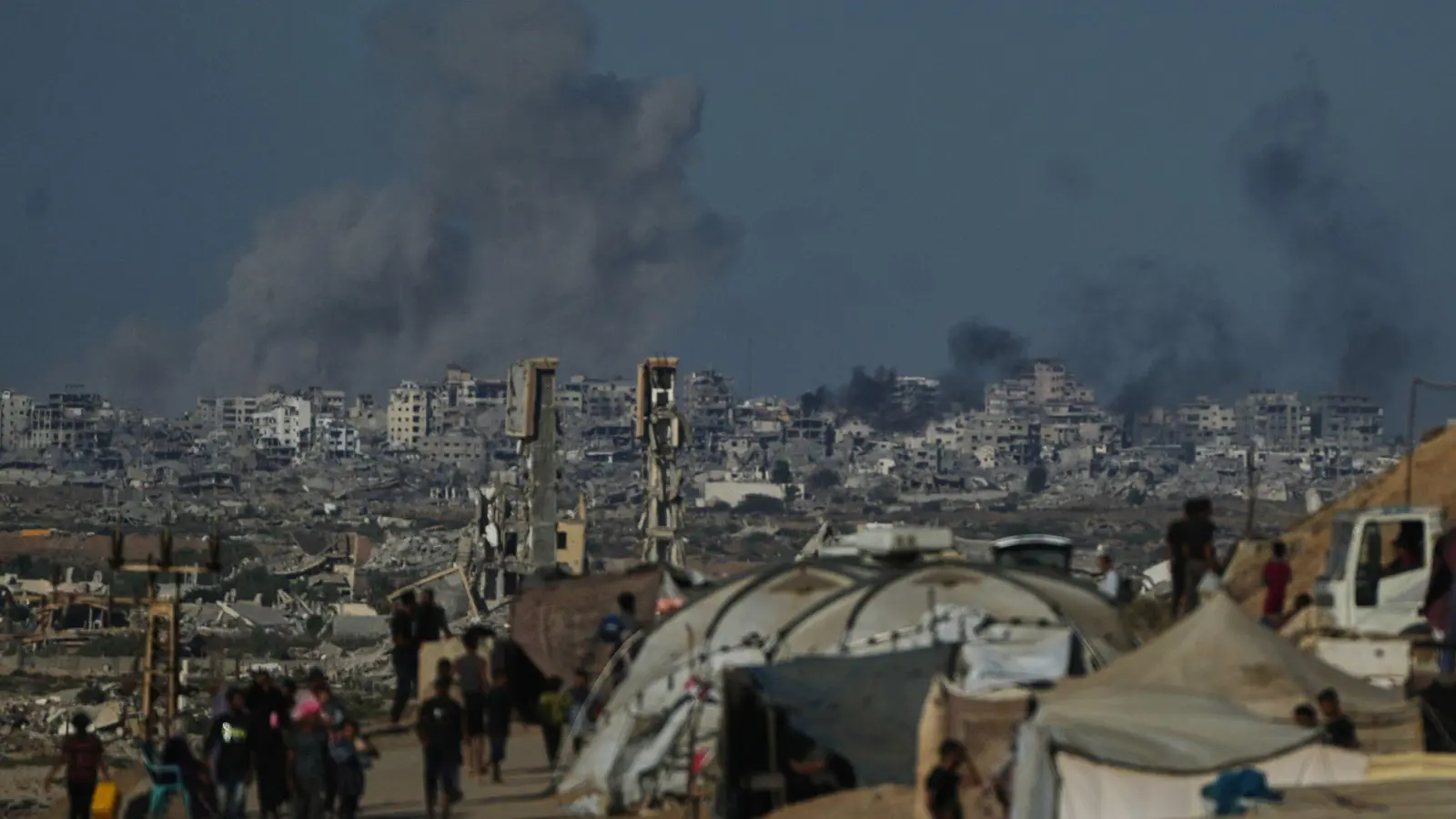 Die Gaza-Verhandlungen laufen laut Donald Trump gut. (Foto: Abdel Kareem Hana/AP/dpa)