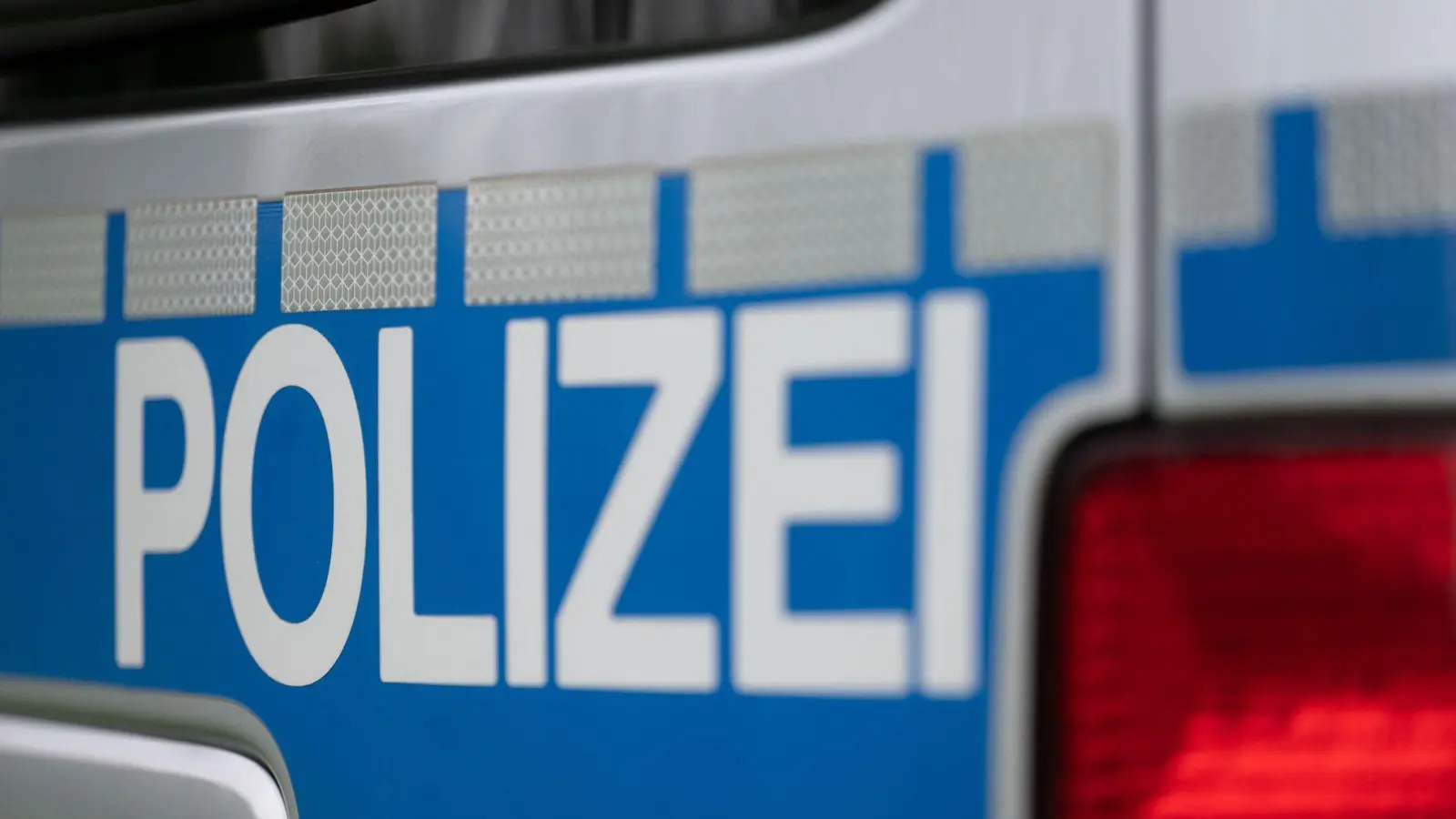 Die Polizei hat mehrere Busse mit Fußballfans nach München eskortiert. (Symbolbild) (Foto: Marijan Murat/dpa)