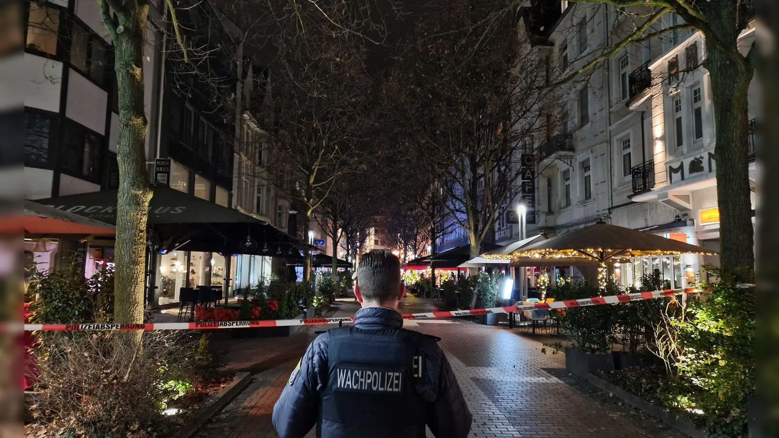 Ein Auto soll in der Gießener Innenstadt in eine Bushaltestelle gefahren sein, vier Menschen werden laut Polizei verletzt. (Foto: Carolin Eckenfels/dpa)