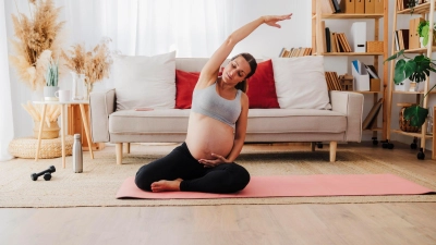 Stärkt den Rücken, bringt den Kopf zur Ruhe: Yoga gilt als ideale Sportart für die Schwangerschaft.  (Foto: Eva Blanco/Westend61/dpa-tmn)