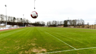Ein Kopfball-Pendel für das Fußballtraining. (Foto: Andreas Gebert/dpa)