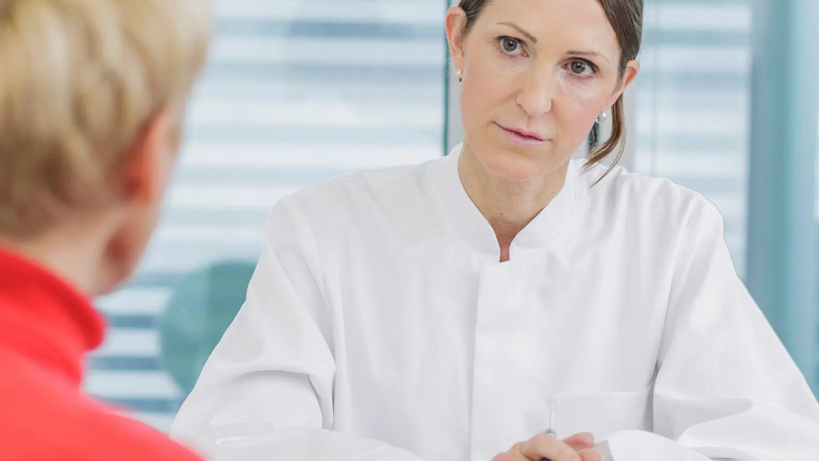 Übelkeit, Schmerzen im Oberbauch oder Fettstuhl: Sind typische Beschwerden von Pankreaskrebs stark und/oder halten länger als zwei bis vier Wochen an, sollte man sie ärztlich abklären lassen. (Foto: Monique Wüstenhagen/dpa-tmn)