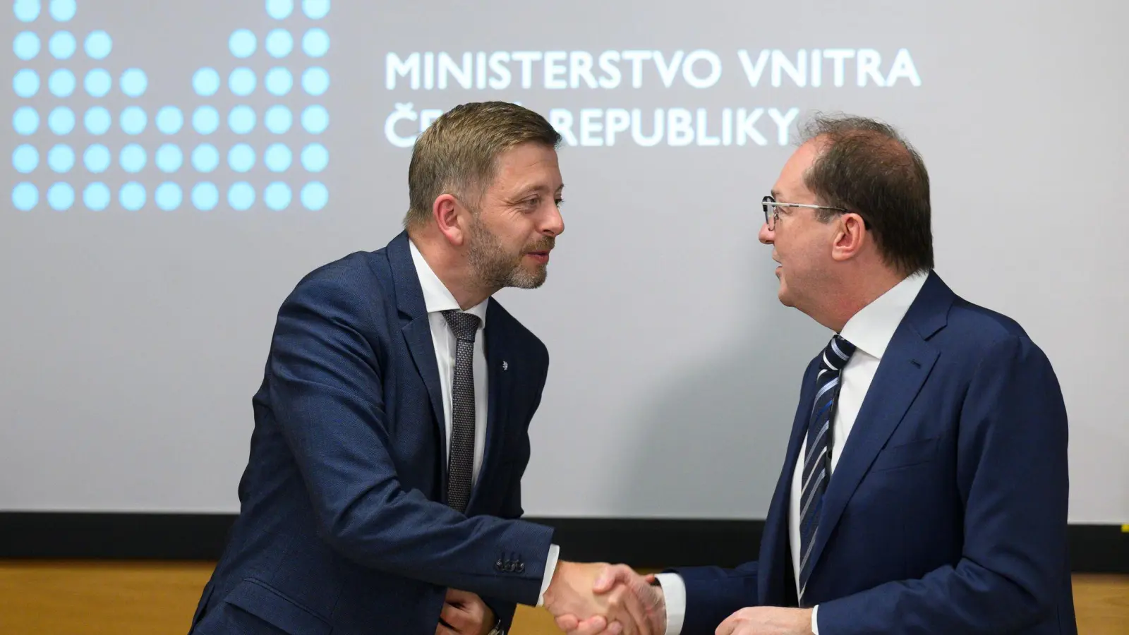 Tschechiens Innenminister Vit Rakusan empfängt  Bundesinnenminister Alexander Dobrindt bei einer Pressekonferenz nach ihrem Treffen. (Foto: Kamaryt Michal/CTK/dpa)