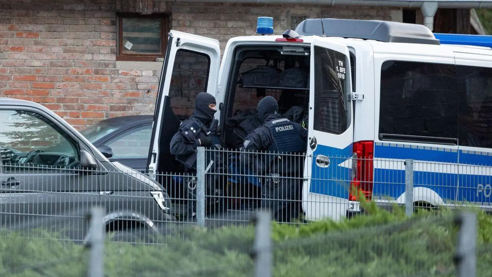 Die Polizei ist im Einsatz bei einer Razzia im Rockermilieu. (Foto: Steffen Ittig/NEWS5/dpa)