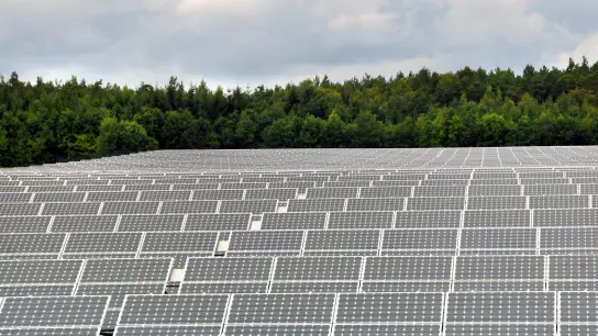 Freiflächen-Photovoltaikanlagen sind ein Puzzleteil, um dem Anteil an grünem Strom aus erneuerbaren Energien zu erhöhen. Die Stadt verfügt jetzt über einheitliche Kriterien, um über den Bau solcher Anlagen zu entscheiden. (Archivfoto: Jim Albright)