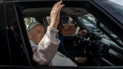 Papst Franziskus verlässt das Agostino-Gemelli-Universitätskrankenhaus. Hier wurde er wegen einer Bronchitis behandelt. (Foto: Domenico Stinellis/AP)