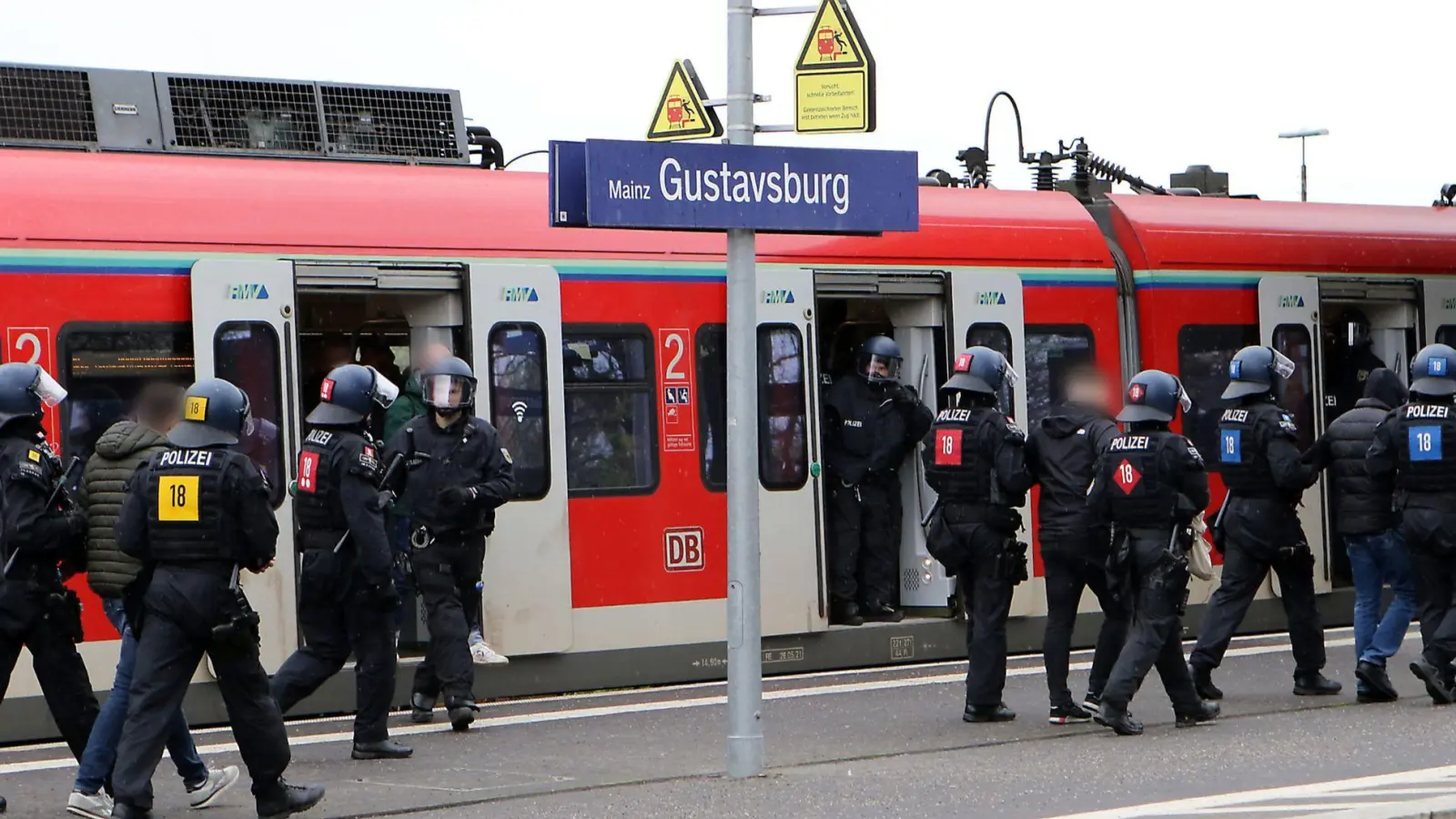 Fans des FSV Mainz 05 haben vor dem Spiel bei Eintracht Frankfurt einen Beamten tätlich angegriffen und verletzt. (Foto: Uli Von Mengden/dpa)