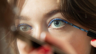Damit der blaue Lidschatten gut zur Geltung kommt, sollte das restliche Make-up eher dezent ausfallen. (Foto: Christin Klose/dpa-tmn/dpa)