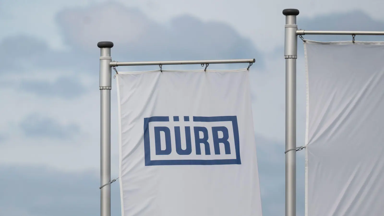 Vor dem Hauptsitz in Bietigheim-Bissingen wehen Dürr-Flaggen. (Foto: Marijan Murat/dpa)