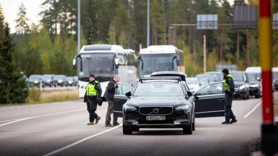 Autos und Busse stehen an der russisch-finnischen Grenze Schlange. (Foto: Sasu Makinen/Lehtikuva/AP/dpa)