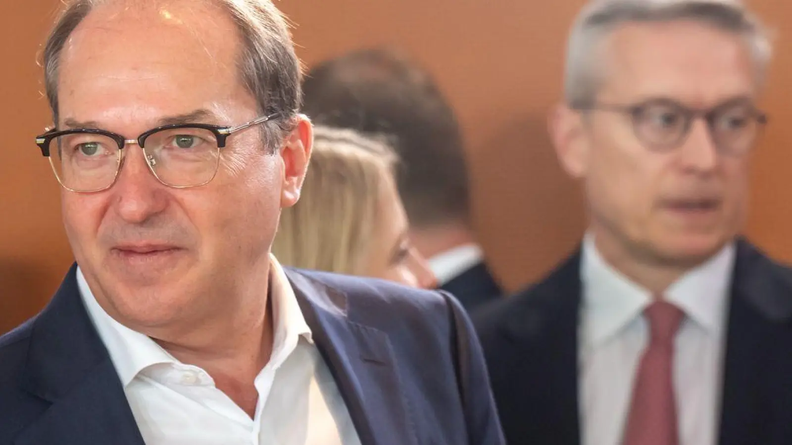 Bundesinnenminister Dobrindt will die Grenzkontrollen verlängern.  (Foto: Michael Kappeler/dpa)