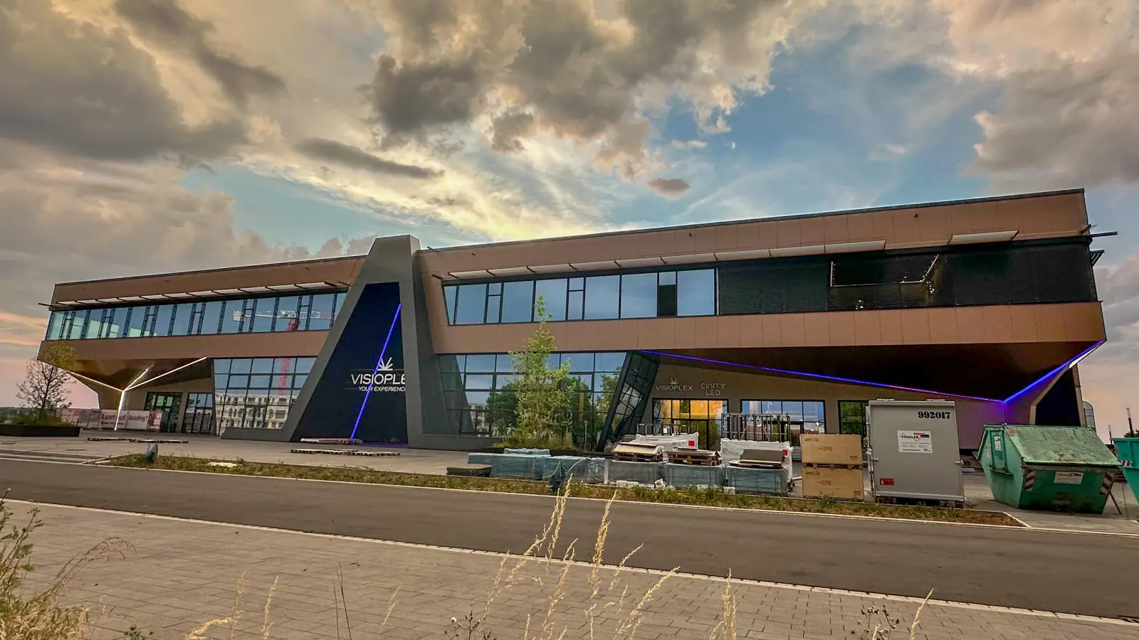 Das Visioplex-Gebäude im Westen der Stadt Dinkelsbühl: Hier soll, so die Hoffnung des Betreibers, nach mehrjähriger Verzögerung in diesem Sommer ein Kino mit zehn Sälen eröffnen.  (Foto: Martina Haas)