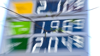 Umfrage: Viele lassen Auto wegen hoher Spritpreise stehen. (Symbolbild) (Foto: Bernd Weißbrod/dpa)