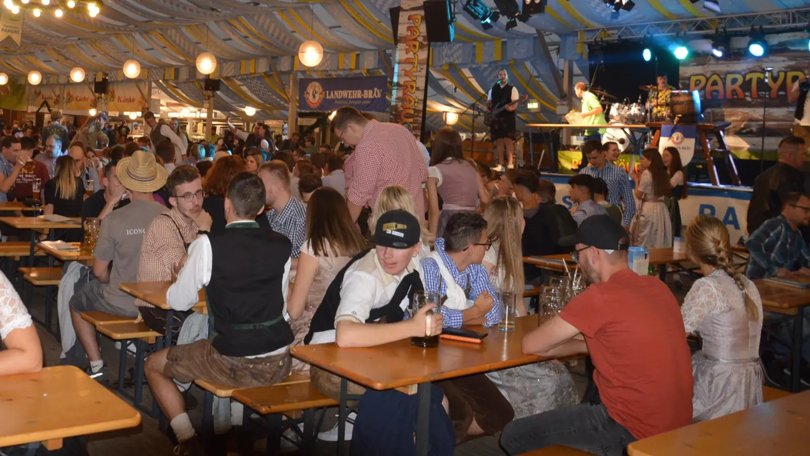 Auch 2025 sorgen zahlreiche Bands für beste Stimmung im großen Festzelt.  (Foto: Peter Tippl)