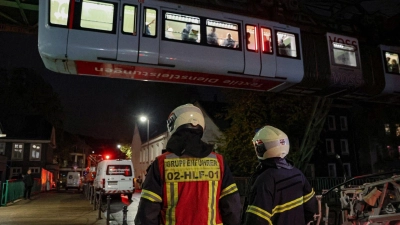 Die Feuerwehr holte die Fahrgäste über eine Drehleiter aus der Bahn. (Foto: Christoph Petersen/dpa)