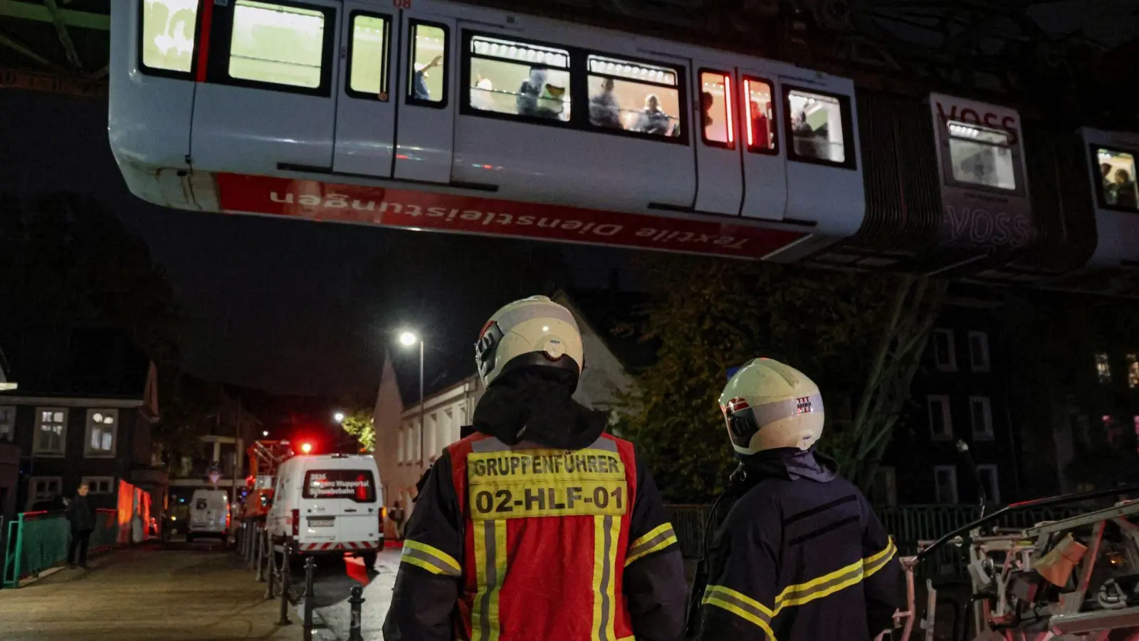 Die Feuerwehr holte die Fahrgäste über eine Drehleiter aus der Bahn. (Foto: Christoph Petersen/dpa)