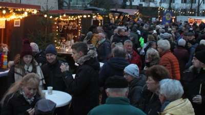 Wenn sich das Jahr dem Ende neigt, bricht die Zeit der Weihnachtsmärkte an. Die traditionsreichen Feste versüßen die Adventszeit. Am Wochenende können Sie in Uffenheim die liebevoll geschmückten Buden bewundern und viele regionale Angebote entdecken. (Foto: Hans-Bernd Glanz)