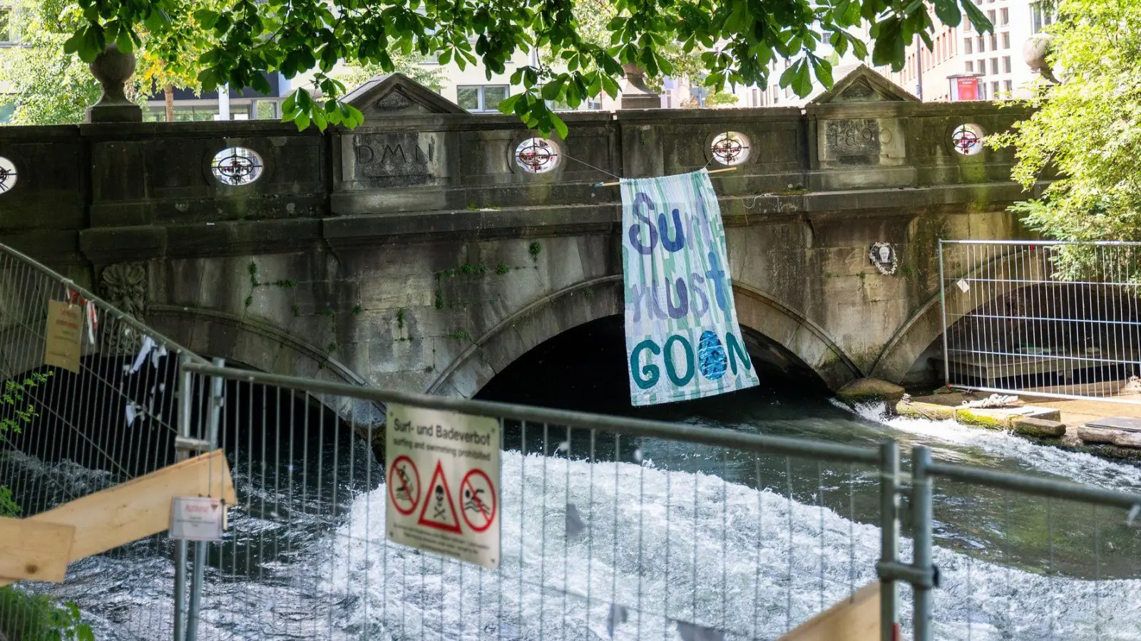 Die Ermittlungen zum Unfalltod einer Surferin auf der Münchner Eisbach-Welle sind abgeschlossen. (Foto: Leonie Asendorpf/dpa)