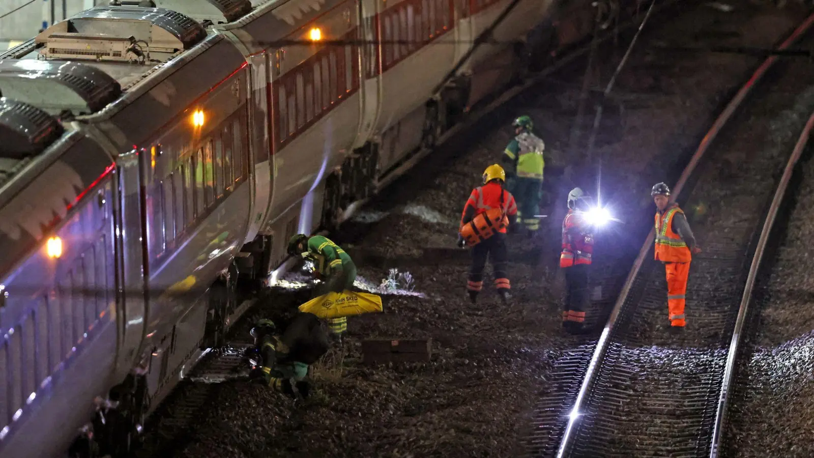 Mehrere Menschen sind bei einem Angriff in einem Zug in England verletzt worden. (Foto: Chris Radburn/PA Wire/dpa)