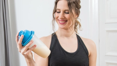 Ein Shake aus Skyr und Energydrink ist zum neuen TikTok-Hype geworden. (Foto: Christin Klose/dpa-tmn)