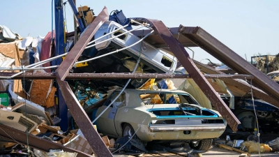 Eine texanische Autowerkstatt in Trümmern: Ein Sturm hinterließ in den US-Bundesstaaten Texas, Oklahoma und Arkansas eine Spur der Verwüstung. (Foto: Julio Cortez/AP/dpa)