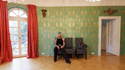 Harald Glööckler sitzt in einem nahezu leeren Raum seines alten Hauses. (Foto: Reiner Voss/View/dpa)