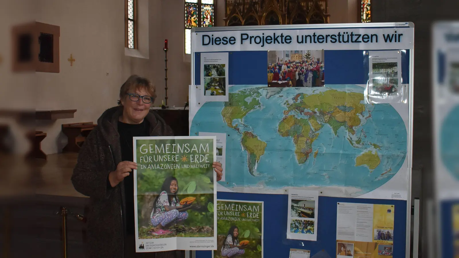 Gemeindereferentin Jutta Friedel zeigt eines der Plakate, das über die diesjährige Sternsingeraktion informiert.  (Foto: Ute Niephaus)