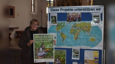 Gemeindereferentin Jutta Friedel zeigt eines der Plakate, das über die diesjährige Sternsingeraktion informiert.  (Foto: Ute Niephaus)