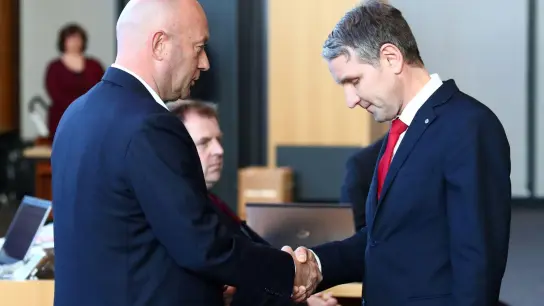 Björn Höcke (r), AfD Thüringen, gratuliert dem neu gewählten Ministerpräsidenten Thomas Kemmerich (FDP). (Foto: Bodo Schackow/dpa-Zentralbild/dpa)