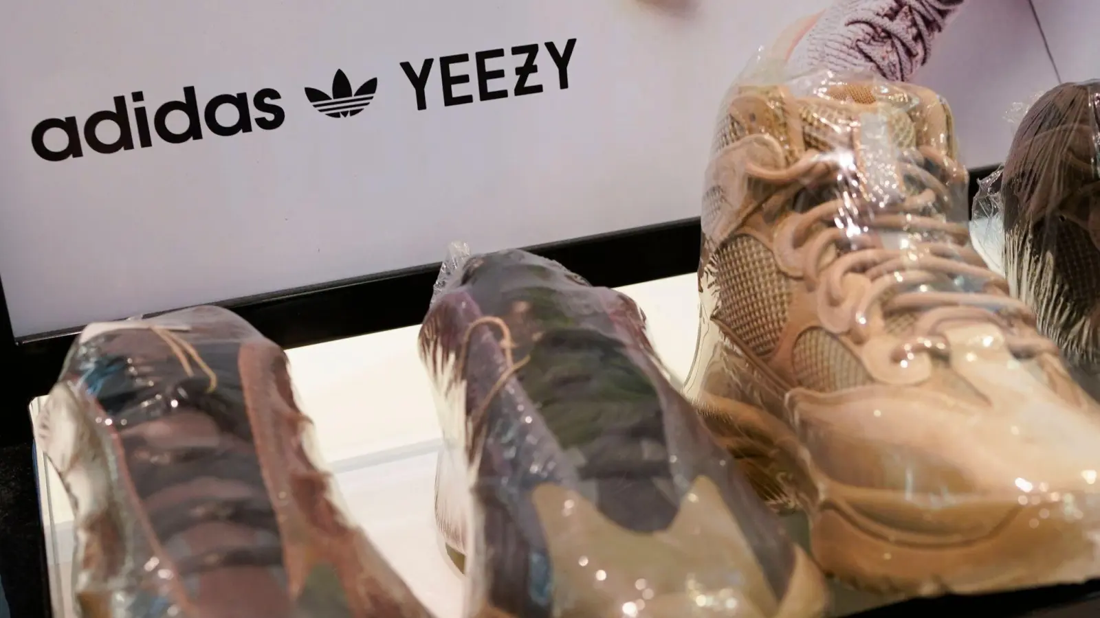 Yeezys von Adidas sind in einem Sneaker-Wiederverkaufsladen ausgestellt. (Foto: Seth Wenig/AP/dpa)