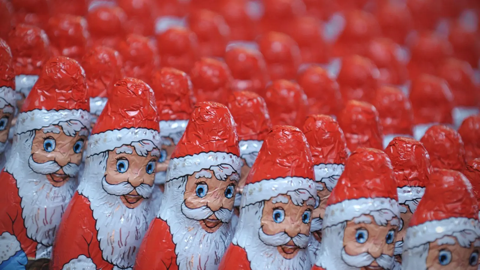 Schoko-Weihnachtsmänner sind beliebt - sowohl bei Kindern als auch bei Erwachsenen. (Foto: Oliver Mehlis/dpa-Zentralbild/dpa)