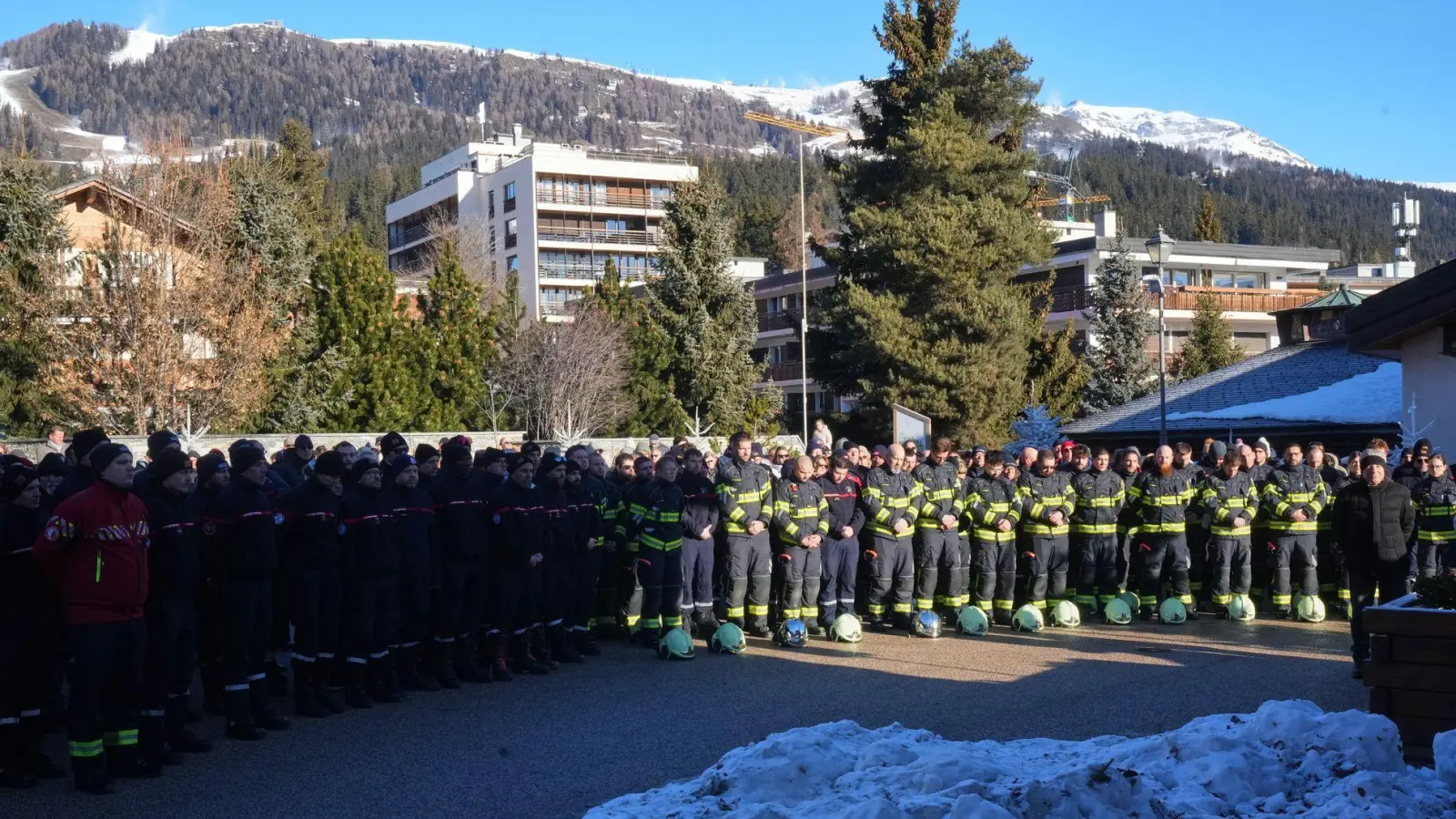 Viele Menschen kamen zusammen, um der Opfer der Brandkatastrophe zu gedenken. (Foto: Antonio Calanni/AP/dpa)