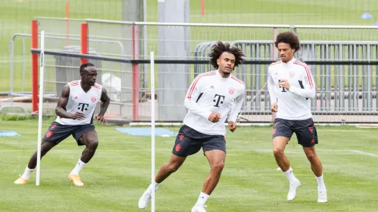 Sadio Mane (l-r), Joshua Zirkzee und Leroy Sane vom FC Bayern München wärmen sich auf. (Foto: Matthias Balk/dpa/Archivbild)