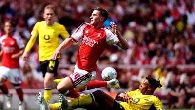 Dortmunds Filippo Mane im Zweikampf mit Viktor Gyökeres von Arsenal. (Foto: John Walton/PA Wire/dpa)