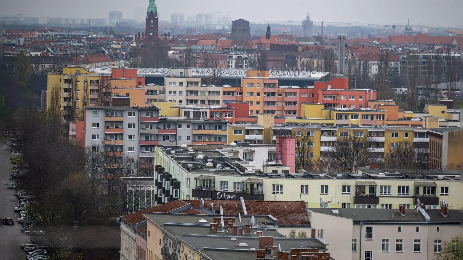Wo die Mietpreisbremse gilt, die für Gebiete mit angespanntem Wohnungsmarkt gedacht ist, legen die Länder fest. (Symbolbild) (Foto: Monika Skolimowska/dpa)