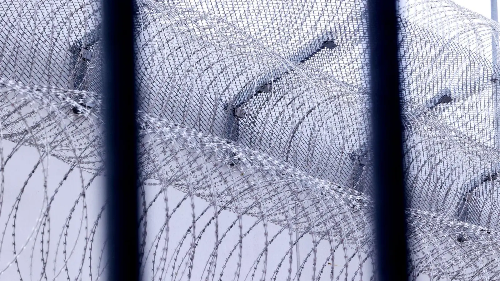 Die Flucht eines Häftlings in der Tasche eines Mitgefangenen fiel erst nach 24 Stunden auf. (Archivbild) (Foto: David Young/dpa)