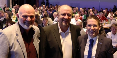 Uwe Mauckner (links) und Michael Tittmann (Mitte) stellen sich beim Bezirkstag zur Wahl. Hier beim Kreistag mit Christoph Kern (BFV-Präsident, rechts).  (Foto: Jürgen Igelspacher/BFV)