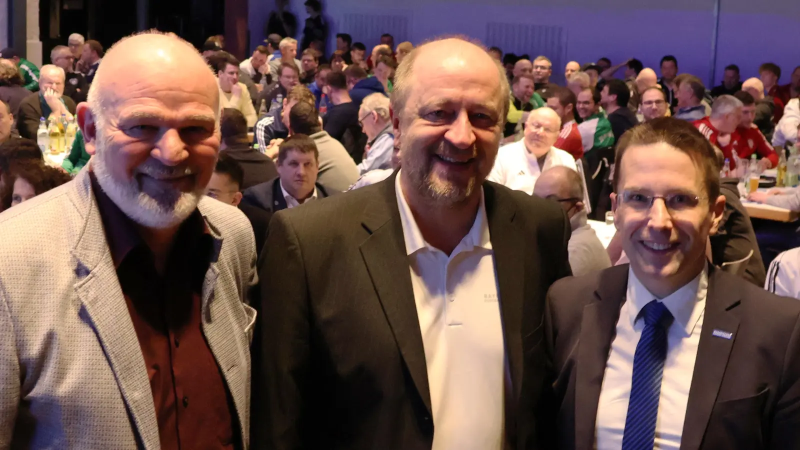 Uwe Mauckner (links) und Michael Tittmann (Mitte) stellen sich beim Bezirkstag zur Wahl. Hier beim Kreistag mit Christoph Kern (BFV-Präsident, rechts).  (Foto: Jürgen Igelspacher/BFV)