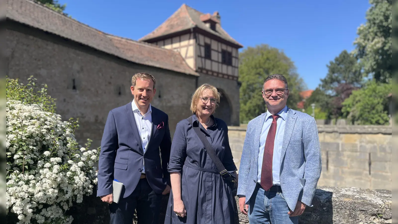 Dr. Benedikt Stegmann, Gisela Heusinger-Herz und Markus Hirte (von links) freuen sich auf zahlreiche Spenden für die Krankenhäuser in Ukraine. (Foto: Irmeli Pohl)