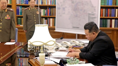 Dieses Bild soll Nordkoreas Machthaber Kim Jong Un im Hauptquartier der Arbeiterpartei in Pjöngjang zeigen. Die Aufnahme wurde von der staatlichen nordkoreanischen Nachrichtenagentur KCNA zur Verfügung gestellt. Sein Inhalt kann nicht unabhängig verifiziert werden. (Foto: -/kcna via kns/dpa)