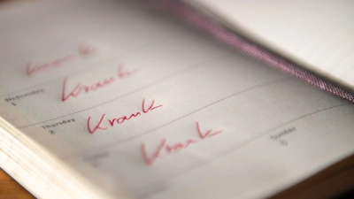 Wenn schon 42 Krankheitstage pro Kalenderjahr erreicht sind, verlangt die Geschäftsleitung von ANregiomed bei einer neuerlichen Krankmeldung künftig genauere Auskünfte. Die Gewerkschaft Verdi findet das inakzeptabel. (Foto: Zacharie Scheurer/dpa-tmn)