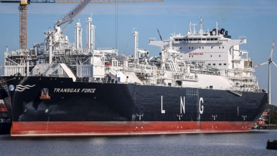 Das LNG Terminal-Schiff Transgas Force Drei an der Lloyd-Werft in Bremerhaven. (Foto: Focke Strangmann/dpa)