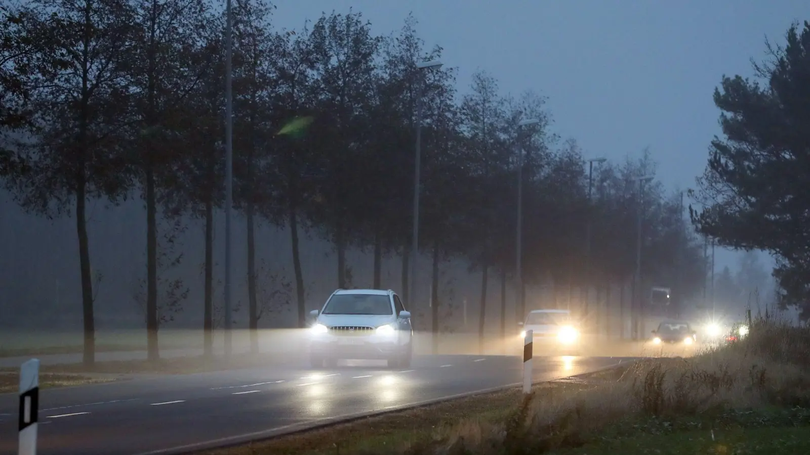 Kürzere Tage und herbstliches Wetter verschlechtern die Sicht beim Autofahren. Dann besonders wichtig: ausreichend Abstand halten. (Foto: Jan Woitas/dpa-Zentralbild/dpa-tmn)