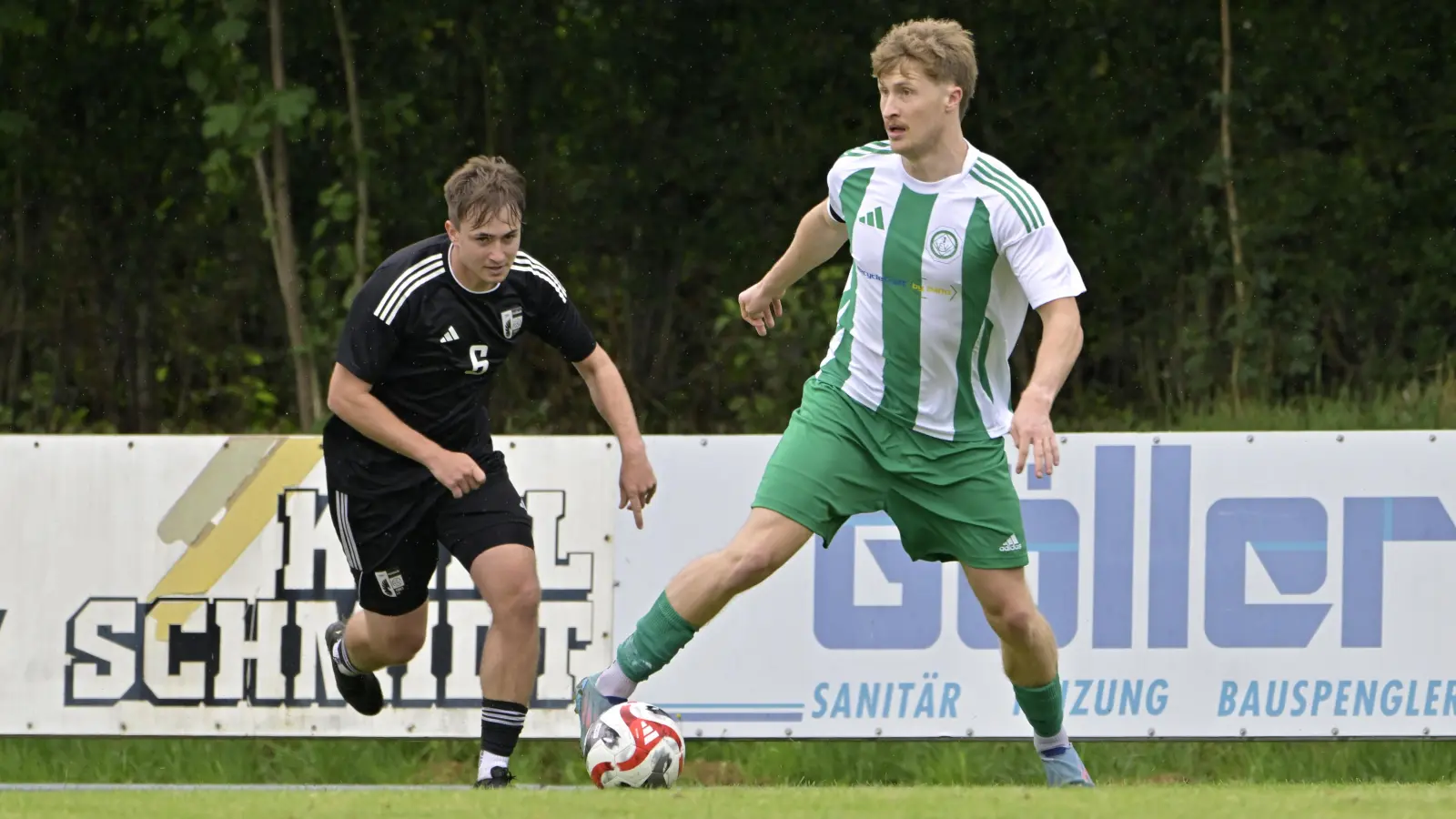 Der Engländer Luke Preen (rechts) verstärkt seit dem Sommer den FV Uffenheim und erzielte schon vier Tore, gegen Heideck (links Maximilian Schwarz) traf er allerdings nicht. (Foto: Martin Rügner)