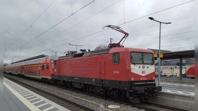 Noch bis mindestens Juni verkehren auf der Regionalexpress-Linie von Treuchtlingen über Ansbach nach Würzburg teilweise die Jahrzehnte alten Ersatzzüge von Weber Franz Logistik (WFL). (Foto: Thomas Schaller)