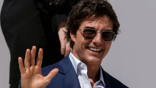 Wie immer mit einem Lächeln: Tom Cruise in Cannes. (Foto: Petros Giannakouris/AP/dpa)