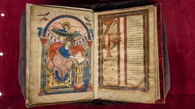 Das Ada-Evangeliar aus der  Schatzkammer der Stadtbibliothek Trier. Die kostbaren Bilderhandschriften sind rund 1200 Jahre alt. (Foto: Harald Tittel/dpa)
