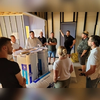 Während der Baustellenbegehung wurde rege über die Fortschritte des Projekts diskutiert. (Foto: Nina Daebel)