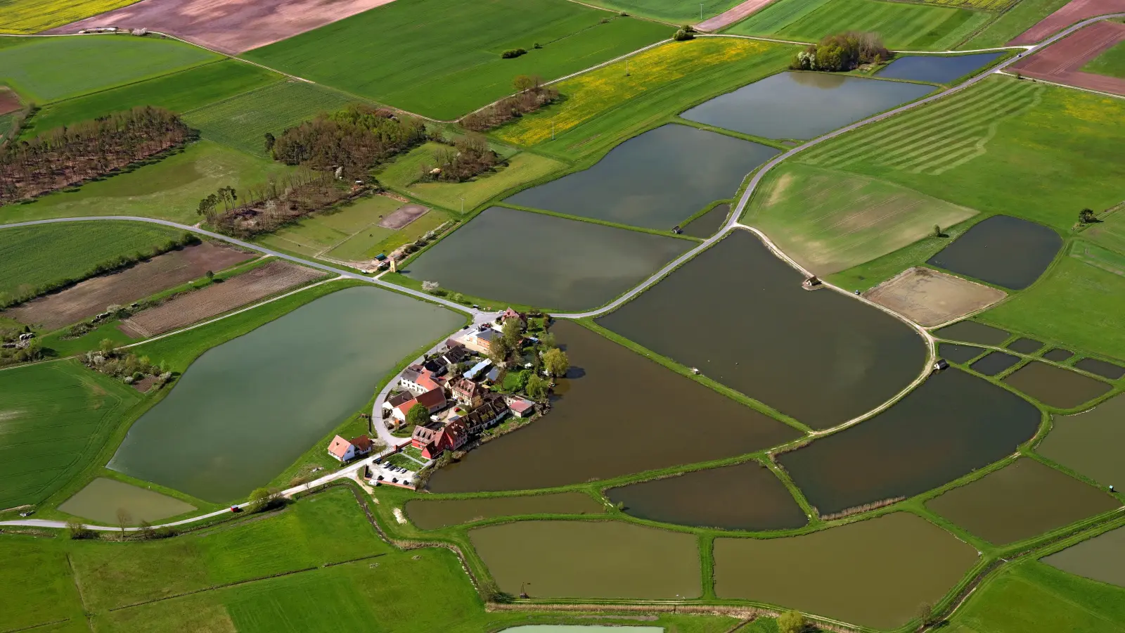 Das pittoreske Gottesgab ist von allen Seiten vom Wasser umgeben. (Archivbild: Marktgemeinde Uehlfeld)