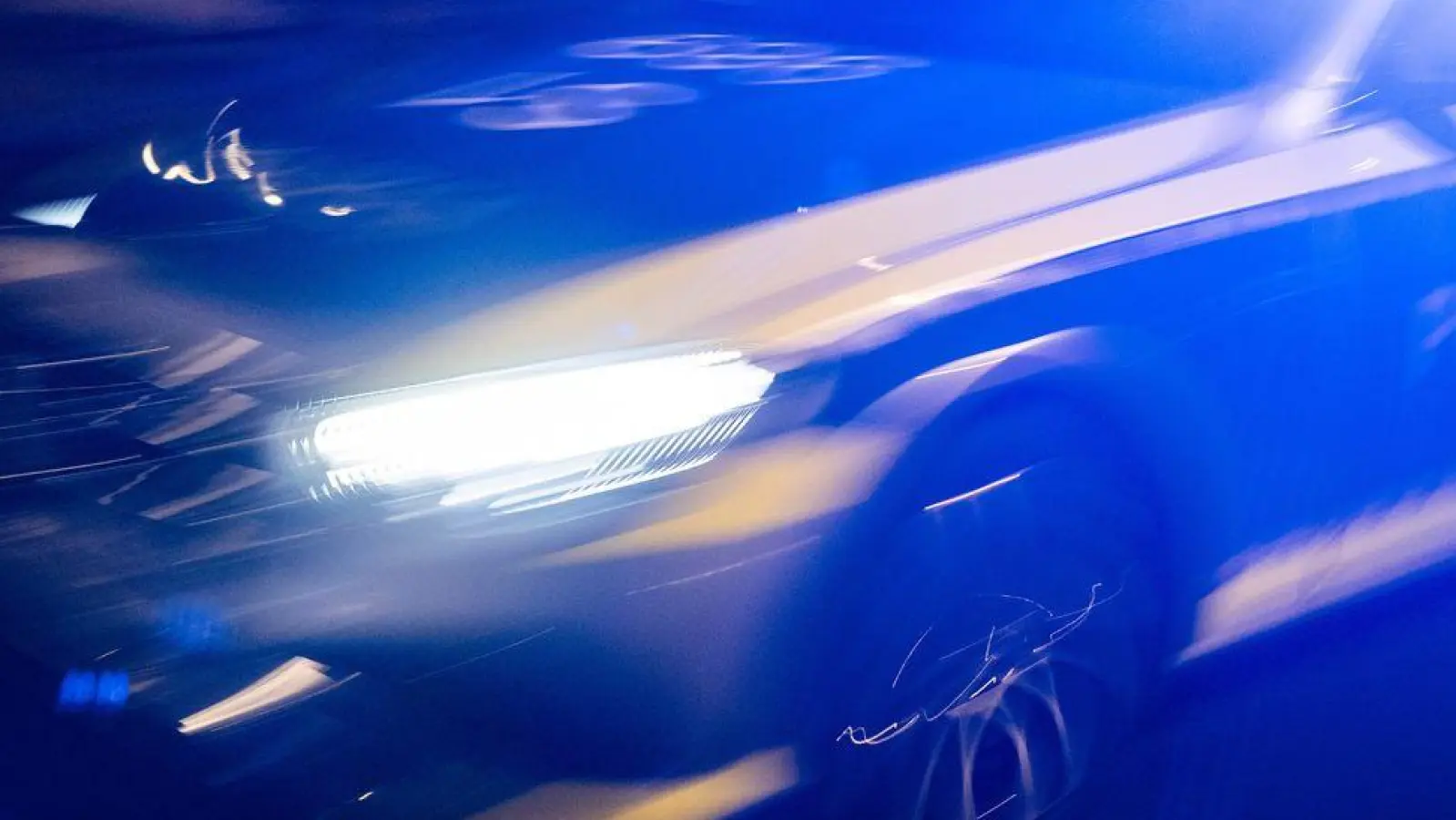 Mit einem Streifenwagen hat die Polizei dem Motorradfahrer den Weg versperrt. (Symbolbild) (Foto: Marijan Murat/dpa)